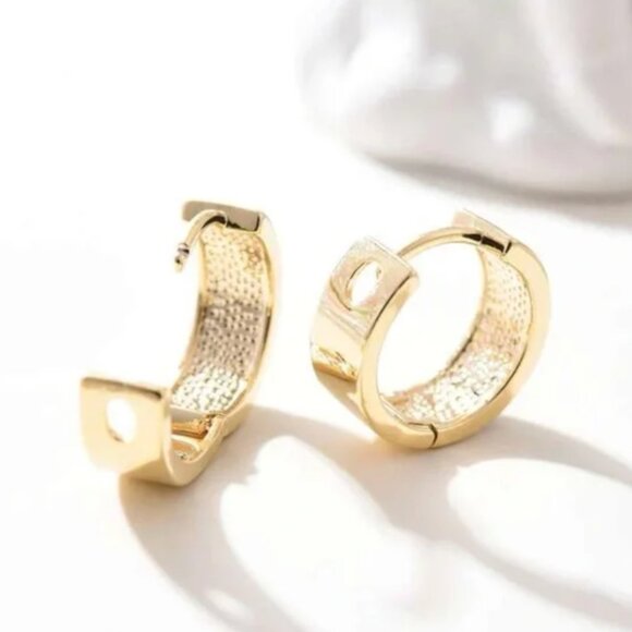 ♠️🤍Cute black and white checkered huggy hoops 🖤🤍 - Picture 3 of 4